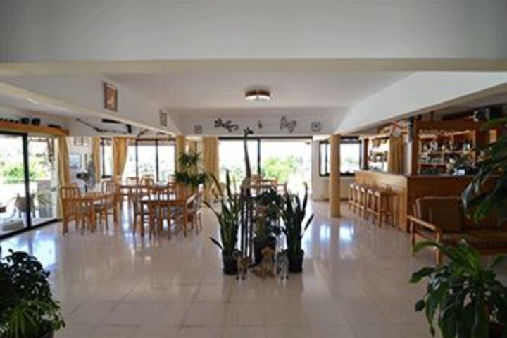 Lounge 17 of 32