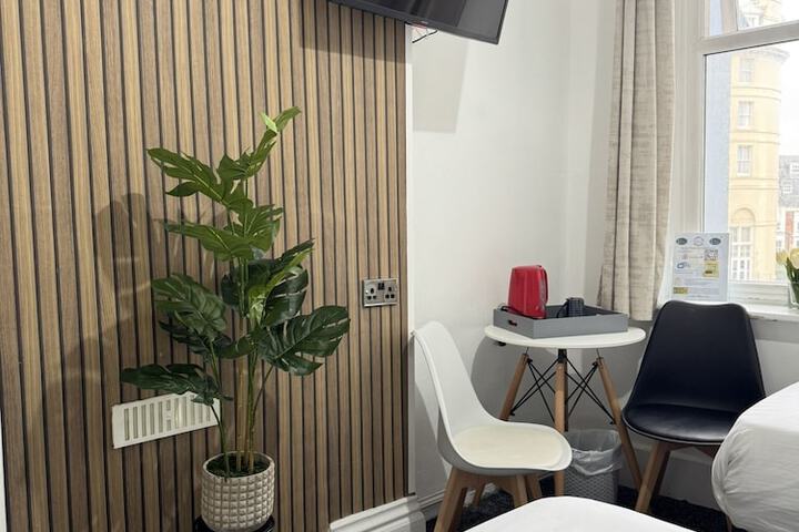 Room 18 of 283