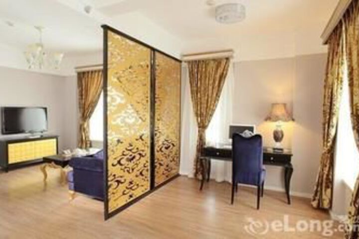 Room 12 of 37