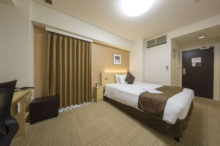 Room 11 of 32