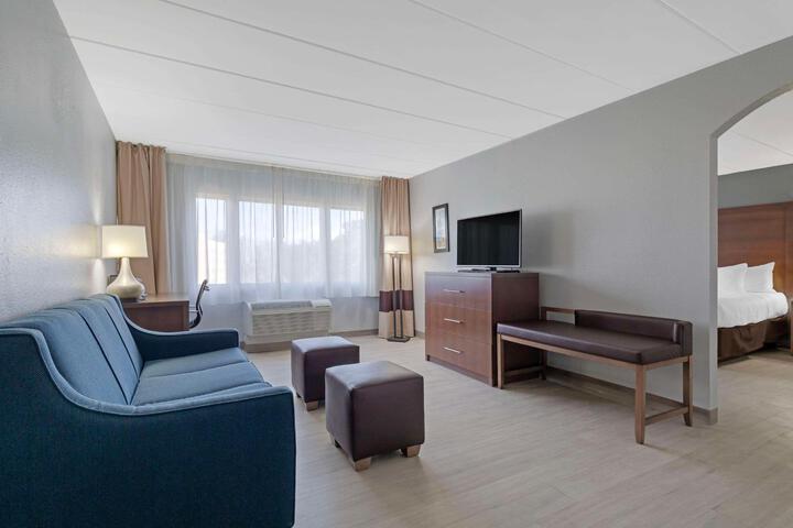 1 King Bed (2 of 19)