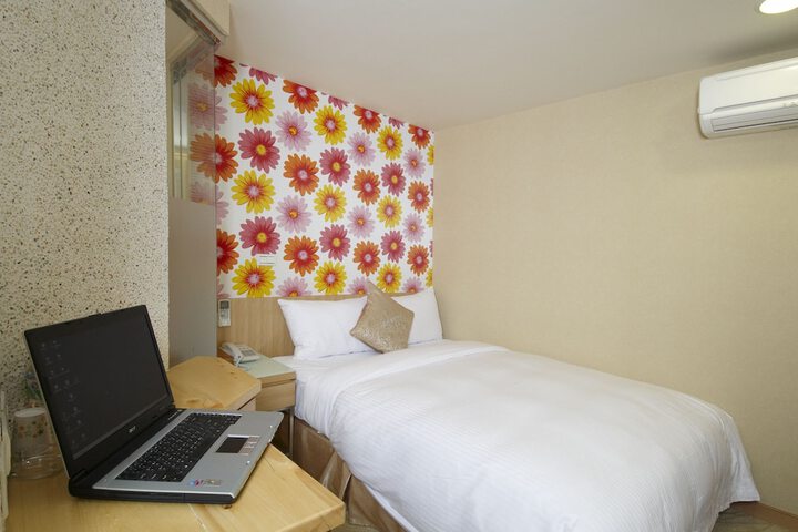 Room 9 of 47