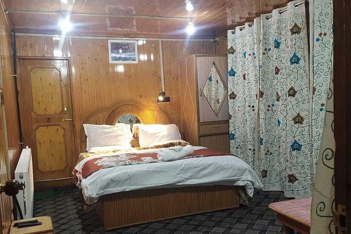 Room 4 of 12