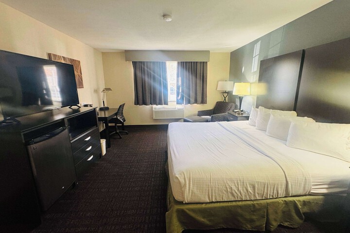 1 King Bed (8 of 8)