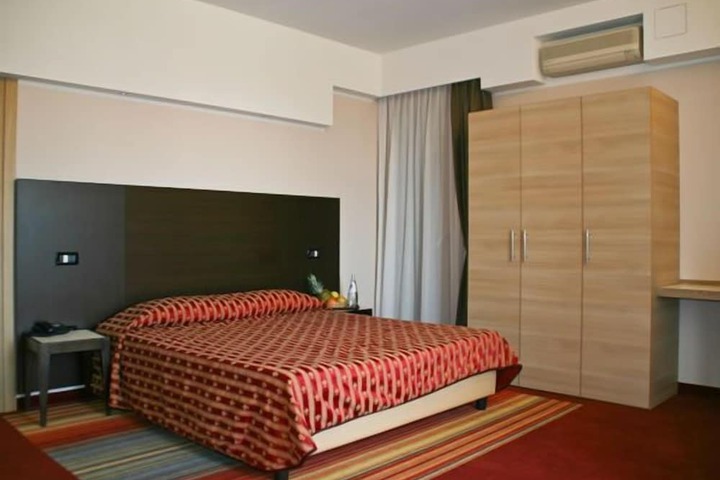 Room 5 of 18
