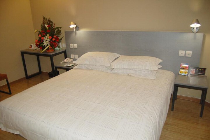 Room 8 of 25
