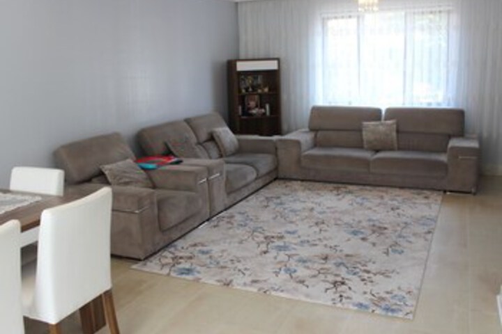 Lounge 14 of 34