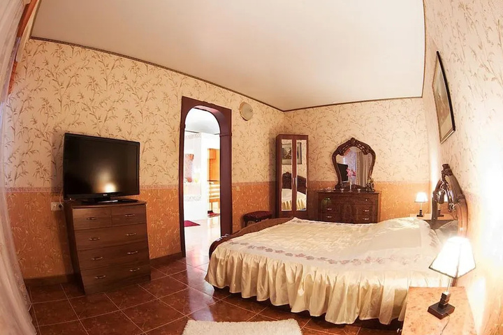 Room 4 of 11
