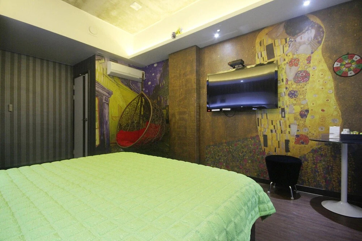 Room 10 of 17