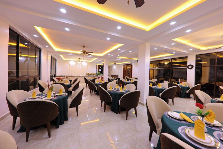 Dining 18 of 20