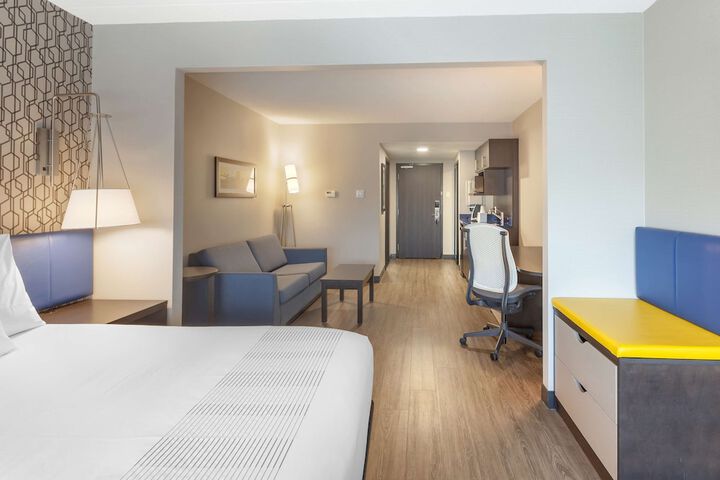 1 King Bed Sofa Bed Microwave and Refrigerator Keurig Coffee Maker Walk in Shower Full Breakfast (4 of 13)