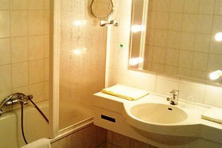 Room 5 of 7
