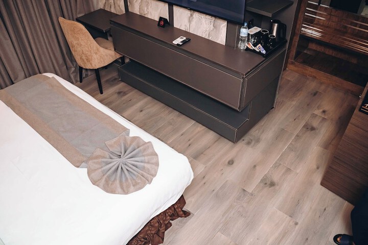 Room 83 of 98