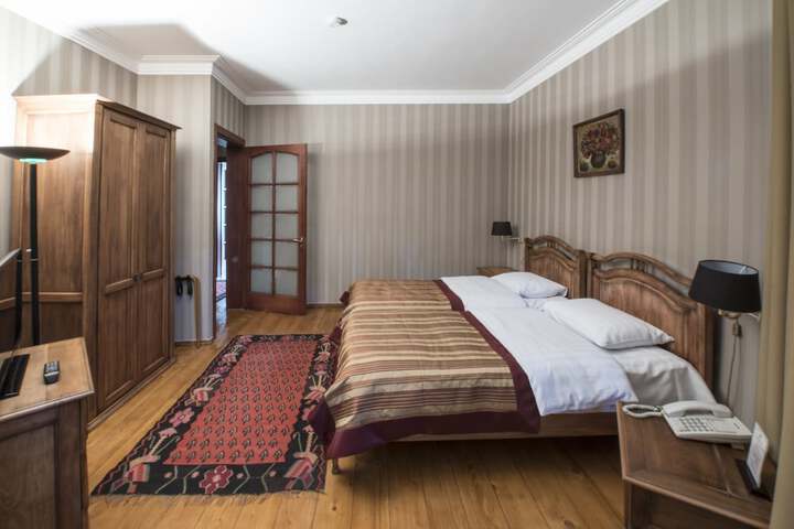 Room 47 of 90