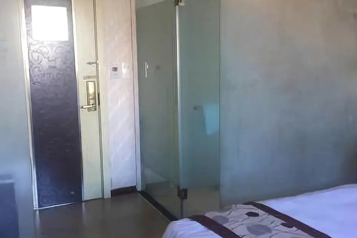 Room 8 of 20
