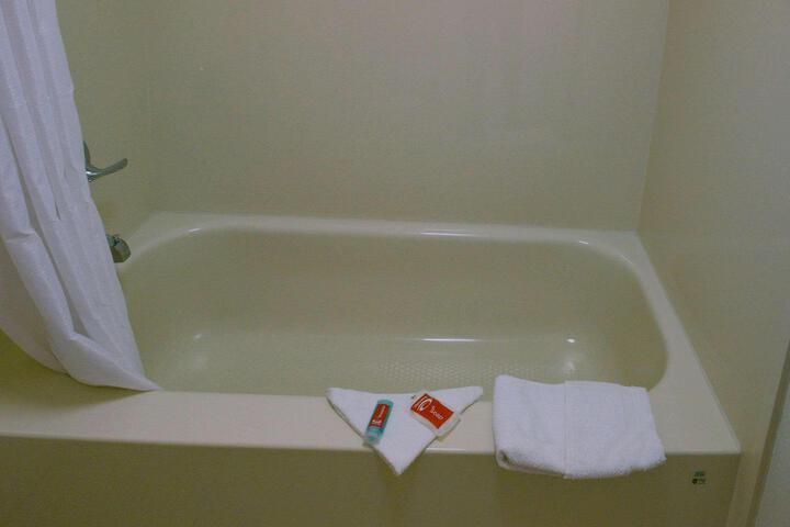 1 Double Bed Accessible (3 of 4)
