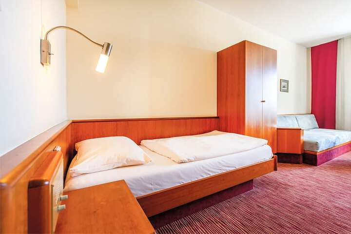 Room 13 of 130