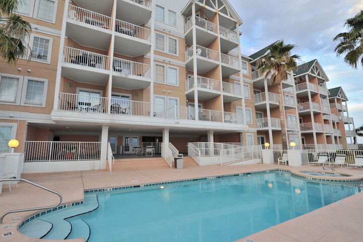 Hotel Pool
