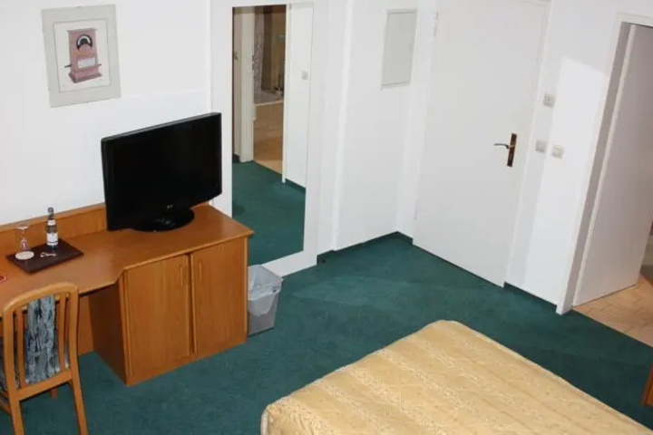 Room 5 of 9