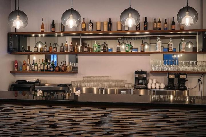 Lounge 17 of 24