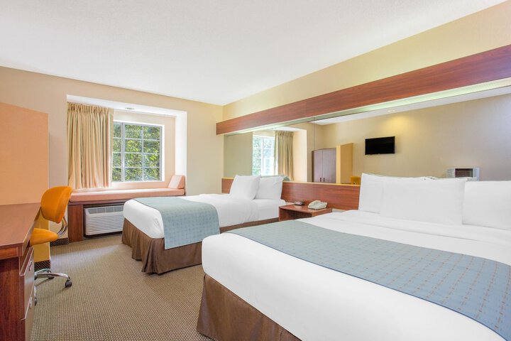 1 Queen Bed (12 of 20)