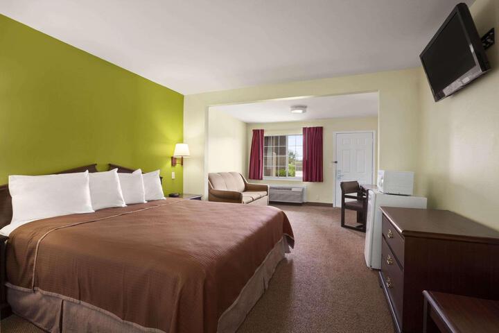 1 King Bed (5 of 7)