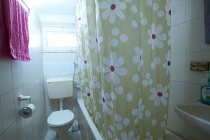 Room 6 of 42