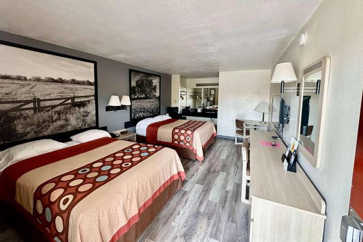 2 Queen Beds (6 of 16)