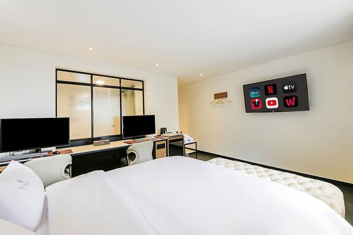 Room 16 of 38