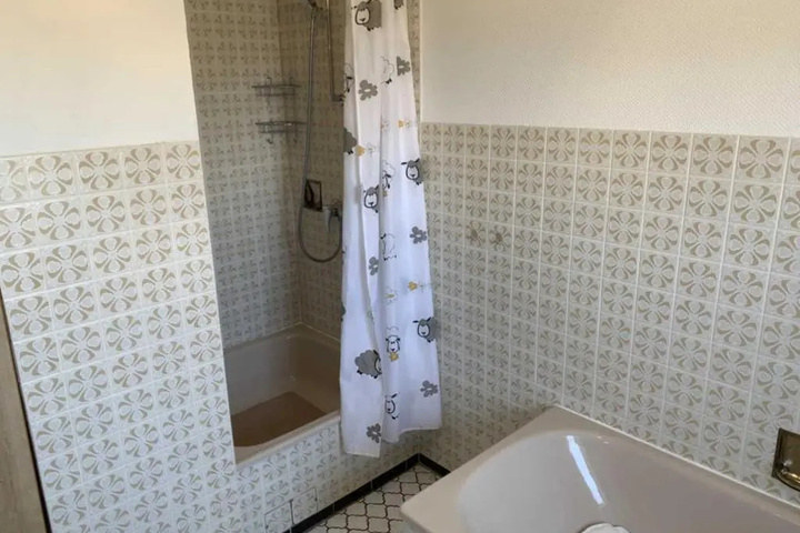 Room 8 of 16