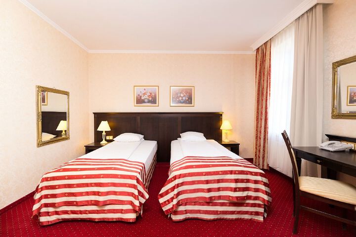 Room 6 of 8