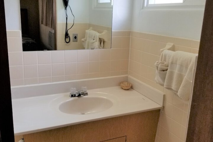 1 Queen Bed (9 of 10)