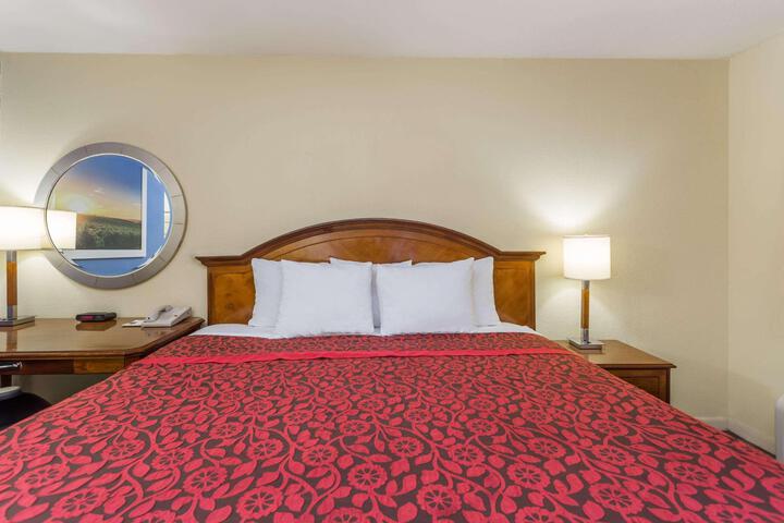 1 King Bed (1 of 14)