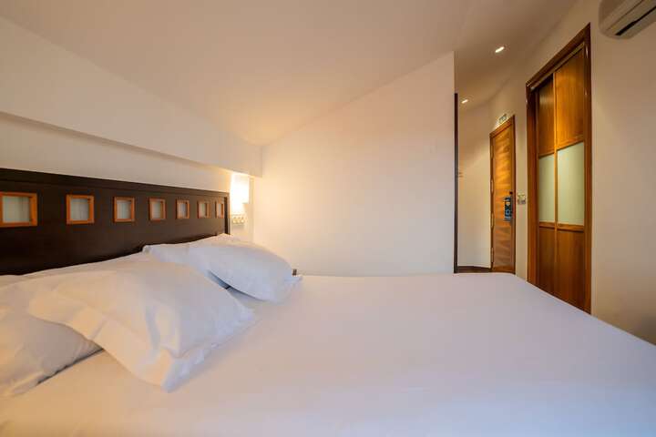 Room 12 of 27