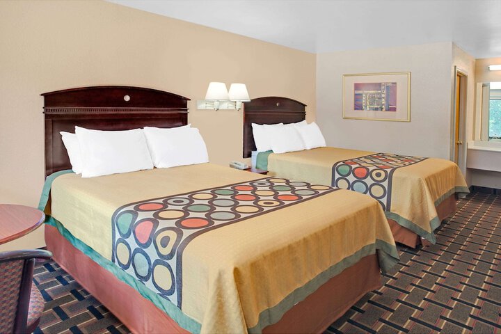 2 Double Beds (3 of 4)