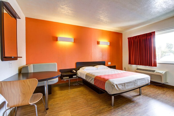 1 King Bed (5 of 12)