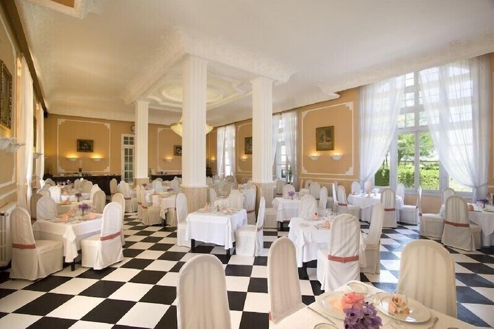 Ballroom/Hall 14 of 24