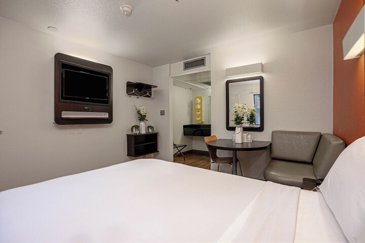Double Bed Accessible (10 of 10)