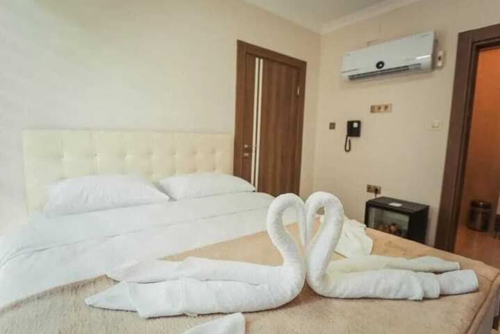 Room 5 of 16