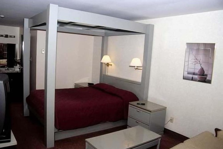 Room 4 of 16