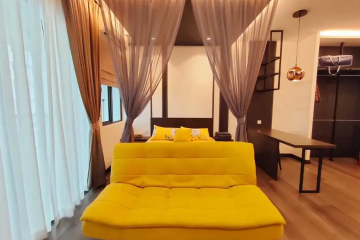 Room 5 of 18