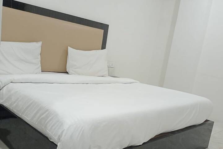 Room 10 of 14