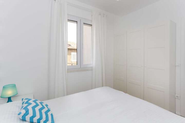 Room 2 of 66