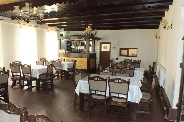 Dining 19 of 20