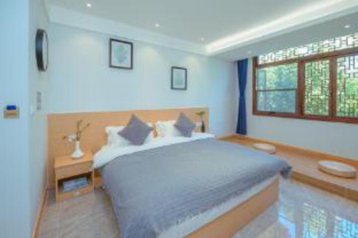 Room 4 of 6