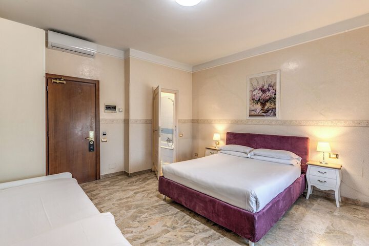 Room 52 of 76