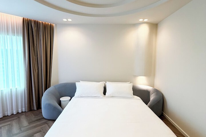 Room 4 of 104