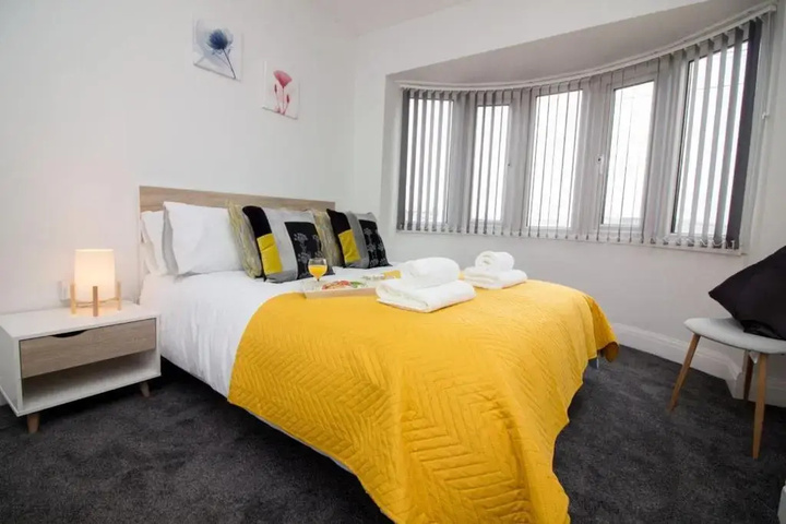 Room 5 of 12