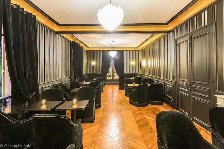 Lounge 65 of 74