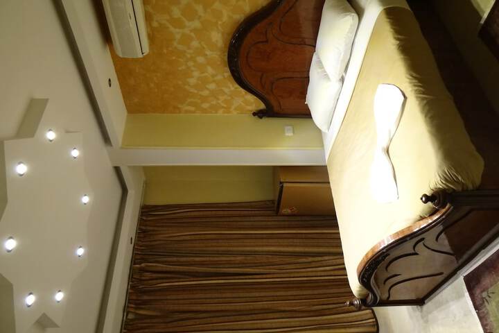 Room 4 of 16